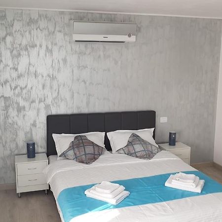 Water Lily Apartment - Self Check-In Oradea Exteriör bild