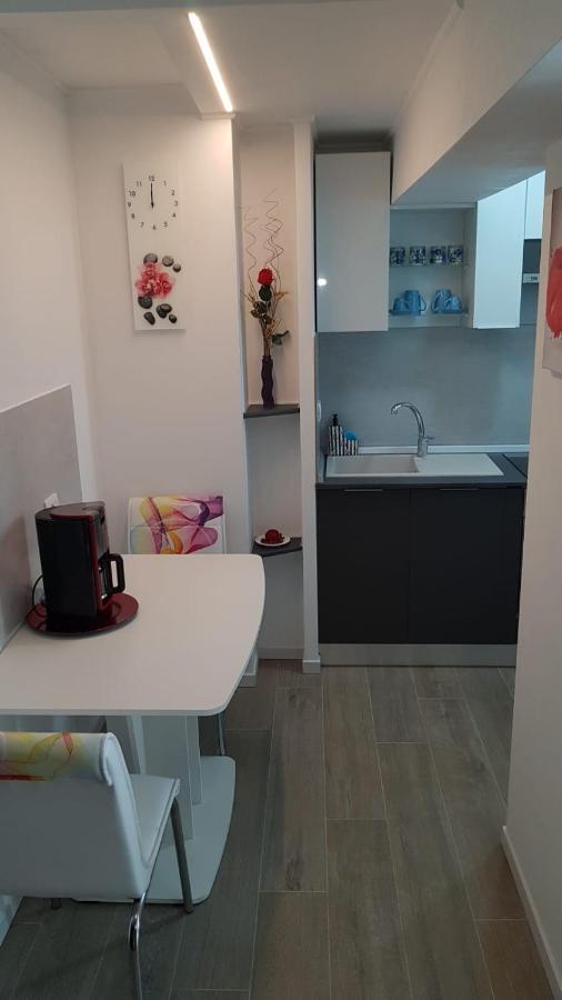 Water Lily Apartment - Self Check-In Oradea Exteriör bild
