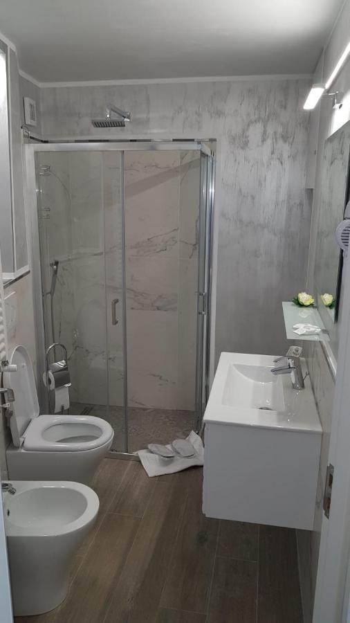 Water Lily Apartment - Self Check-In Oradea Exteriör bild