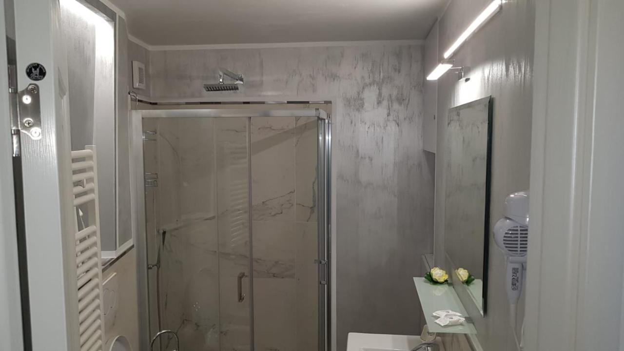Water Lily Apartment - Self Check-In Oradea Exteriör bild