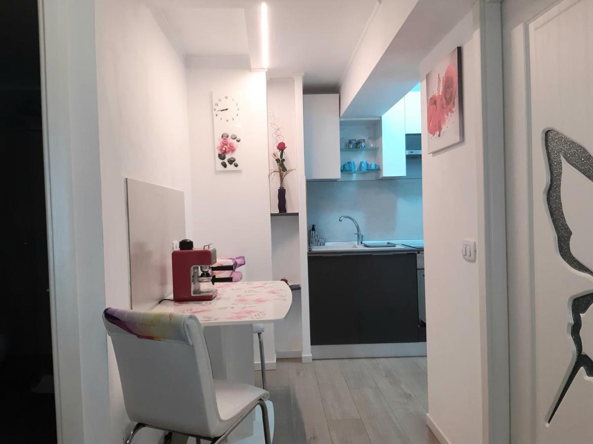 Water Lily Apartment - Self Check-In Oradea Exteriör bild